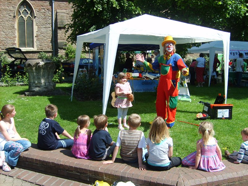 Kristoff the Clown entertains with his magic show