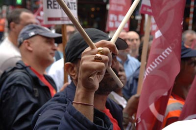 Who is meeting around 500 other posties at the Post Office HQ.