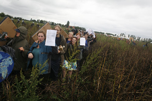 Walking through the fields to peacefully confront the police