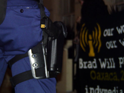 Gun and Indymedia: Glock 17, 17 rounds, one in the chamber