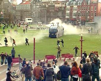 Cops use water cannon to disperse school students in Amsterdam
