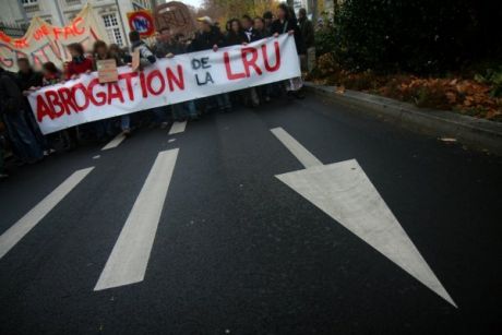 Nantes demo of students and school pupils