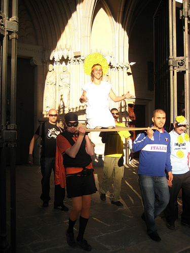 Santa Precaria appears at Terrassa Mayday 08