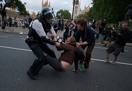 'snatch team' officers move into the crowd and carry out random arrests