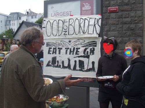 Informing tourists and Icelandic people about the destroying of Iceland.
