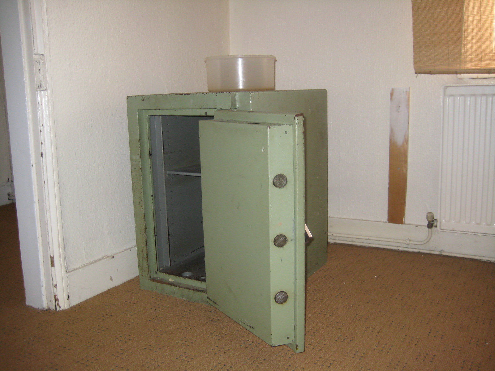 Empty safe