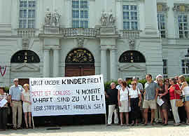 The parents in front of the Ministry for Justice in Vienna