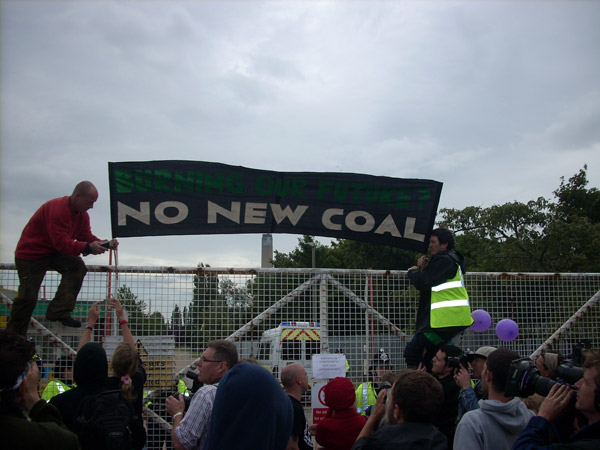 The demonstration reaches the station gates