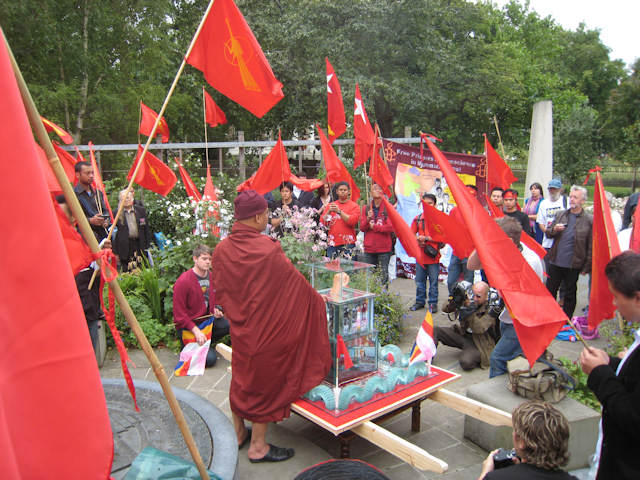 A Burmese monk unveils the glass memorial