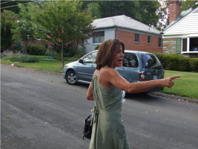 This woman screamed at protesters to leave, trying without sucess to demand ID