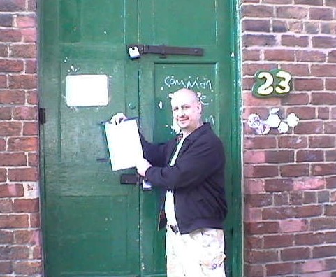 'Wigan Mike' bravely takes down a note from the Common Place door