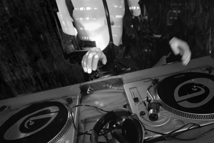 Robot DJ, muTATE BRITAIN. 2008