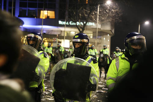 The police showing and pushing and rounding protesters up, sealing off all exit