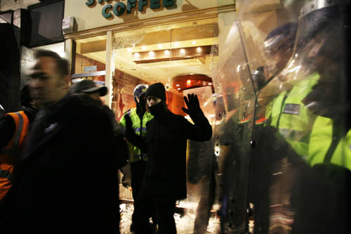 he police showing and pushing and rounding protesters up, sealing off all exit