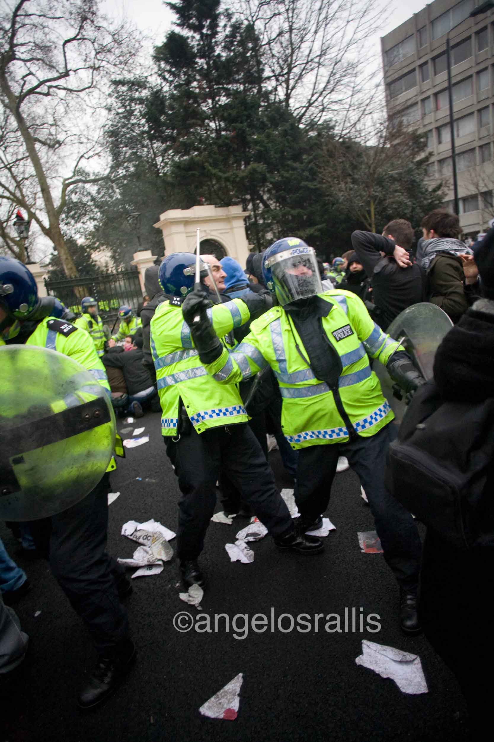 Anti-riot police shows no mercy and attacks crowd