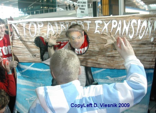 Transport Secretary Geoff Hoon gets pelted with sponges