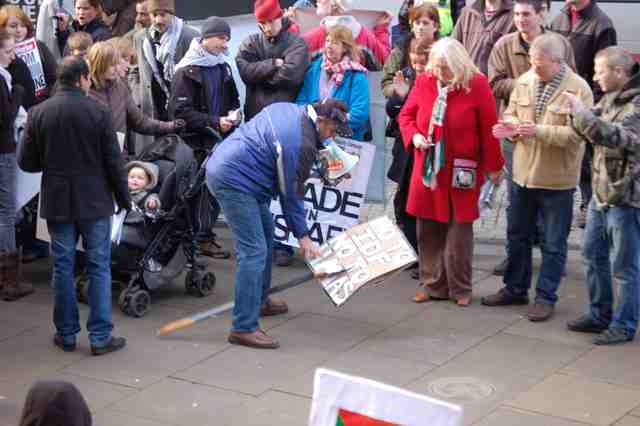 Pro-Hamas protester smashes up "No to IDF, No to Hamas" placard