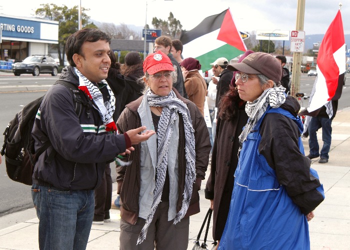Donna and Darlene Wallach at a weekly Gaza demonstration in San José