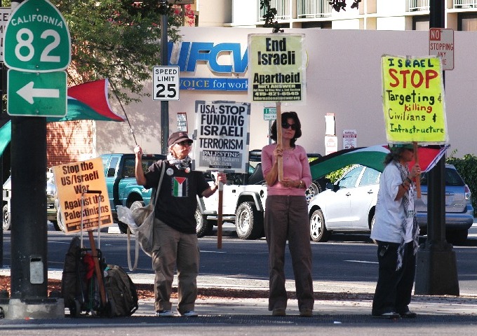 Palestine vigil, 2007, held weekly by Darlene and Donna Wallach in San José