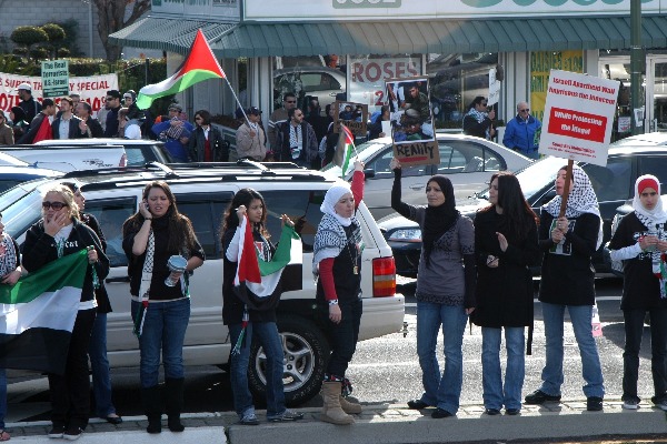 Youths demonstrate in midst of traffic in San José, 4 January 2009