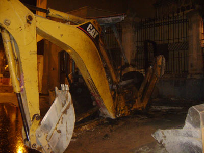 EARTH-DESTROYING MACHINE BURNED (Mexico)