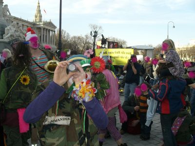 the clown army promoted: monarchy against the crisis