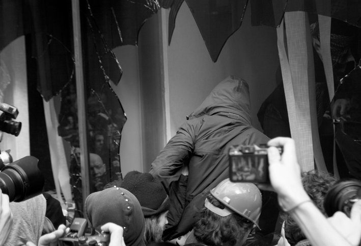 01.04.09 - G20 demonstrations. Breaking and entering RBS.