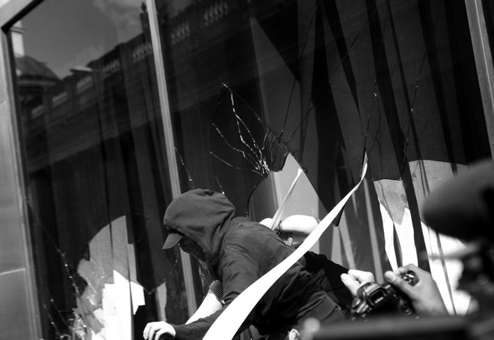 01.04.09 - G20 demonstrations. Protester jumping from RBS window.