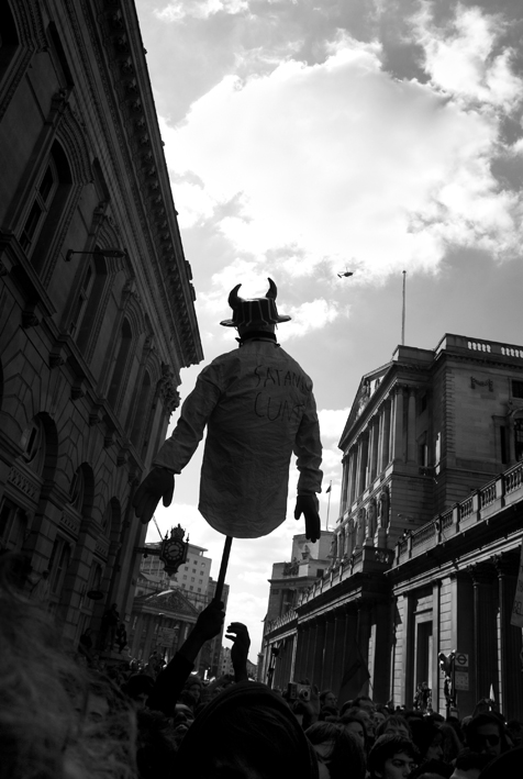01.04.09 - G20 demonstrations, raising imitation horned banker.