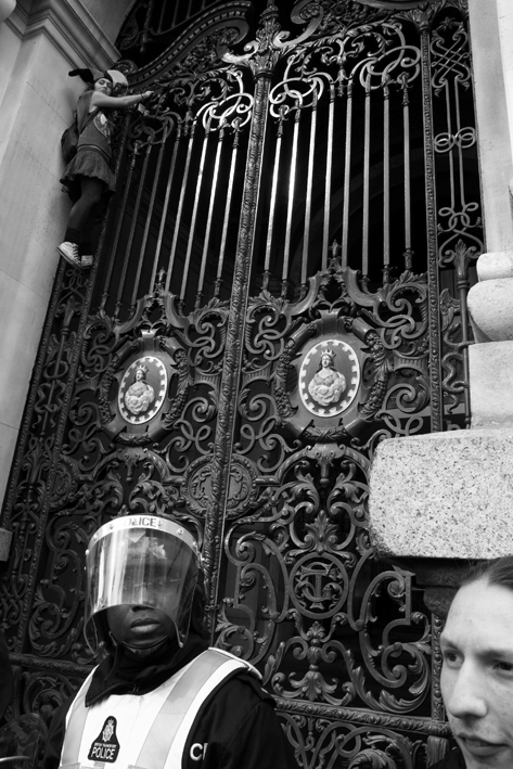 01.04.09 - G20 demonstrations, protester climbs railing outside B of Eng.