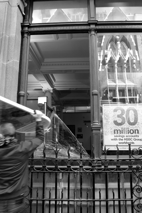 01.04.09 - G20 demonstrations, anarchists break HSBC window.