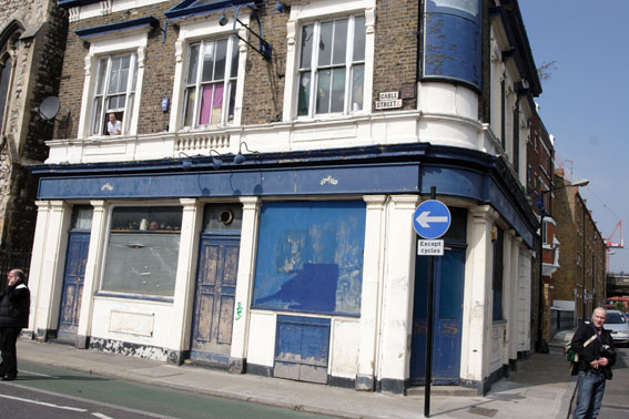 That bloke stickin’ ‘is ‘ead out of the old pub ‘winder’