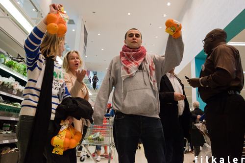 and some shoppers what to buy fruit from the settlements