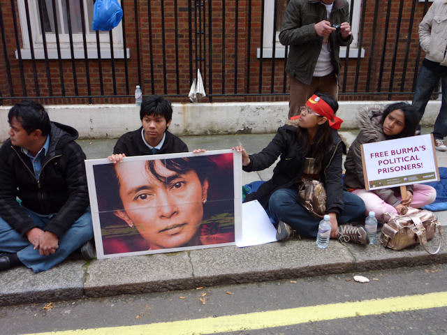 Burmese continue 24 hour fast at Embassy