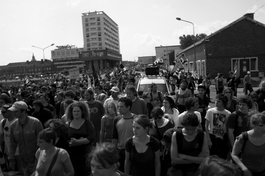 Calais. The peaceful No Borders march leaves Calais town.