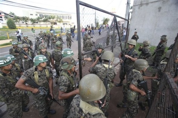 Soldiers entering the Presidential Palace compound, Tegucigalpa, 28 June 2009