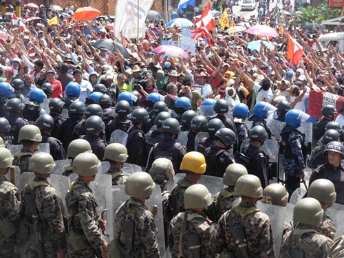 General Vásquez's troops occupy the presidential palace in Tegucigalpa