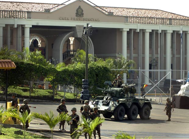 General Vásquez's troops occupy the presidential palace in Tegucigalpa