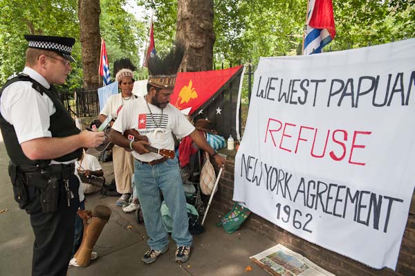 Police officer facilitates the demonstrtion (really he did)
