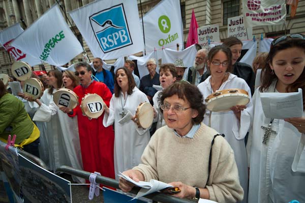 And performs with others joining in