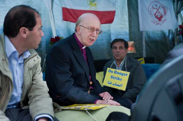 Bishop of Oxford talks to hunger strikers