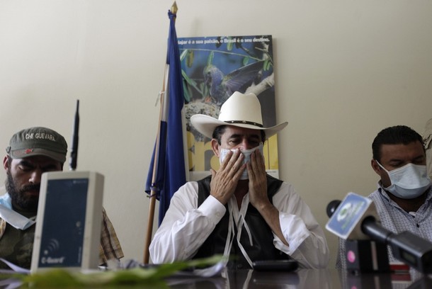 Zelaya accuses the junta government of injecting toxic gas into the embassy