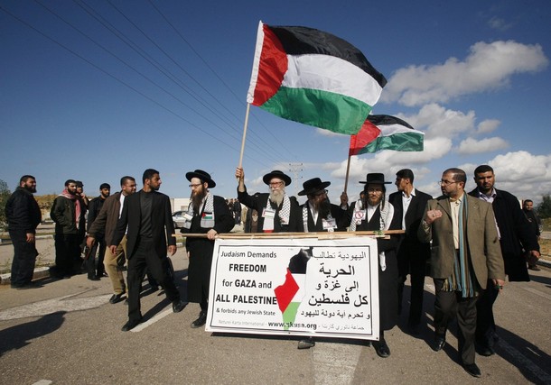 Neturei Karta members at the Gaza border crossing, 31 December 2009