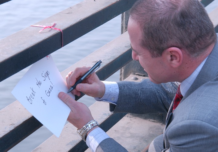 Letter to Gaza tied to Qasr el-Nil Bridge on 27 December 2009