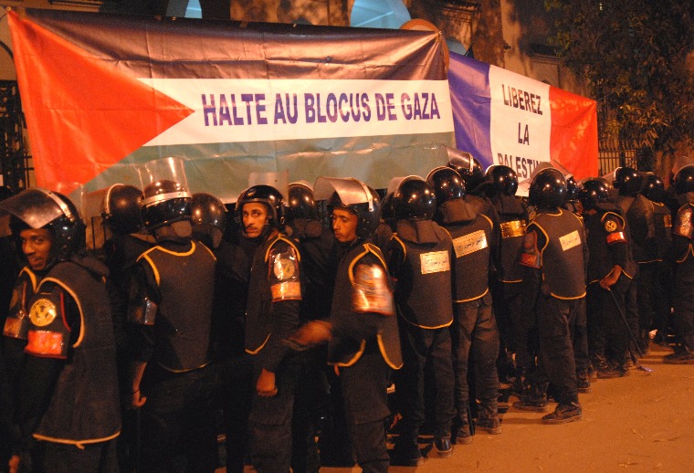 Egyptian Central Security Forces form visual blockade of French encampment