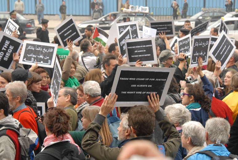 “Swarm of bees” holding the streets of downtown Cairo for a half hour