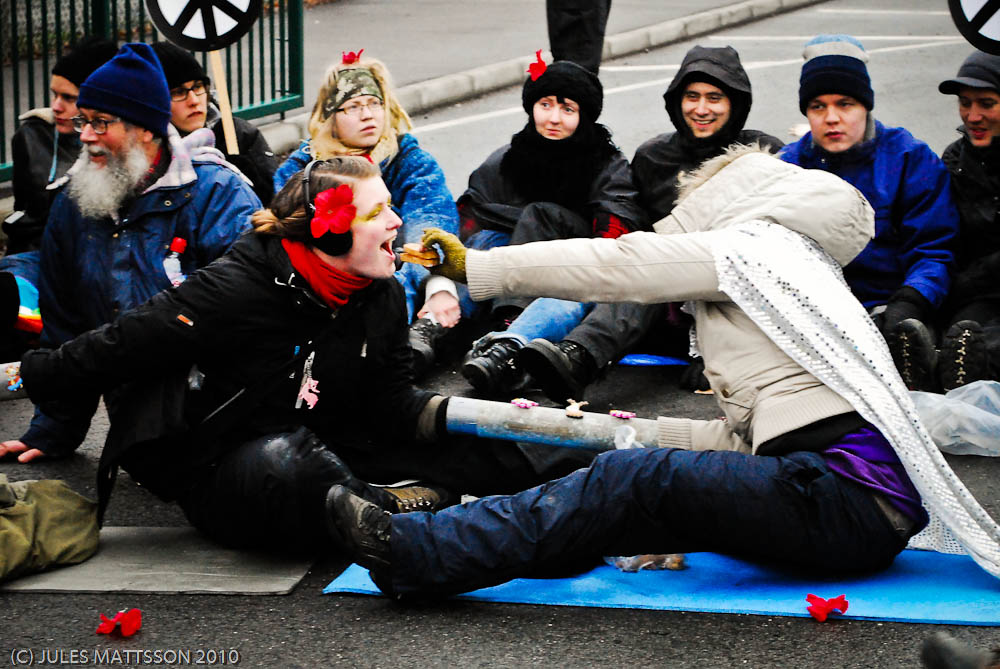Blockaders helping eachother eat during Lock-On