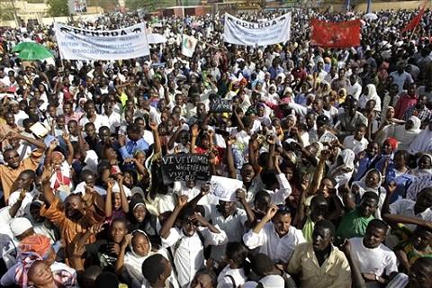 Photo: AP 10,000 Supporters of military coup demonstrate in Niamey, 20 Feb 2010