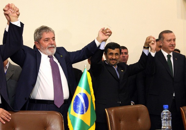 Lula, Ahmadinejad and Erdogan sign the joint declaration in Tehran, 17 May 2010