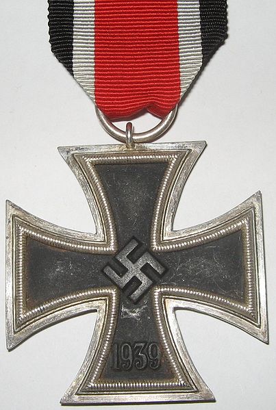 WORLD WAR 2 IRON CROSS 2ND CLASS w/ SWASTIKA